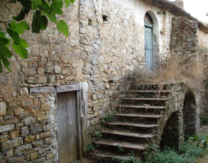 CASA-PUEBLO-CON-ESCALERAS-700x550